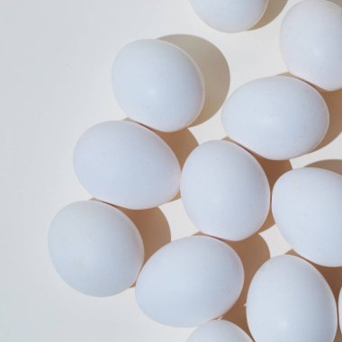 Açık bej arka planda beyaz tavuk yumurtaları. Yaratıcı kopyalama alanı düzlüğü