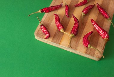 Mutfak tahtasının üstünde yeşil biber var. Baharat kavramı