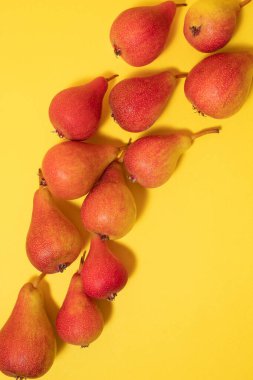 Sarı arka planda armuttan yapılmış renkli yemek deseni. Düz yatıyordu.