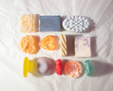 Beyaz arka planda ev yapımı sabundan yapılmış yaratıcı desen. Çevre koruma kavramının en üst görünümü