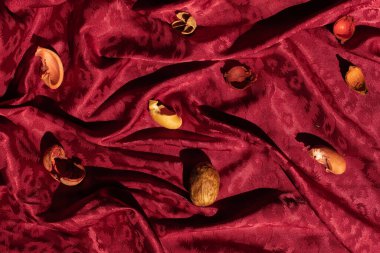 Koyu kırmızı ipek kumaş. Yakın çekim.