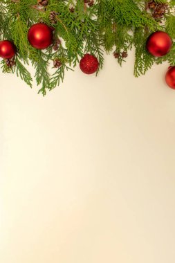 Yeşil doğal yeşil dallara kırmızı Noel süslemeleri