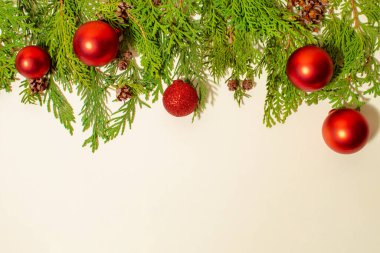 Yeşil doğal yeşil dallara kırmızı Noel süslemeleri