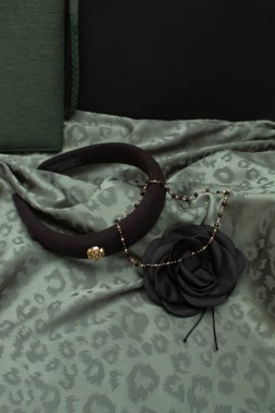 Yeşil kumaş ve siyah moda ayrıntıları ve aksesuarlarının yaratıcı bileşimi
