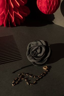 Kırmızı kağıt dekorasyonu ve siyah moda ayrıntıları ve aksesuarlarının yaratıcı bileşimi