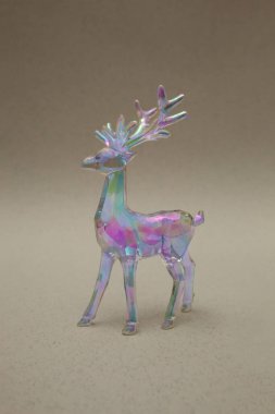 Noel Baba ren geyikleri canlı, kalın, gradyan holografik renklerle. Noel konsepti sanatı. Minimum Yeni Yıl sürrealizmi.