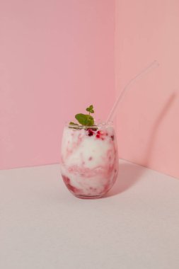 Meyveli yoğurt, ahududu ve pembe köşede cam mentha. Sağlıklı yaşam kavramı