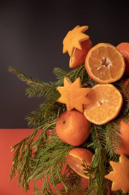 Noel ağacı portakal meyvesi ve yemyeşil dallardan yapılmıştır.