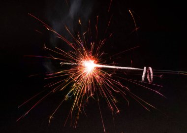 Karanlık arka planda alyanslı havai fişekler. Düz yatıyordu. Konsepti kutla.