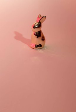 Pembe neon ışıklı Paskalya tavşanı. Yaratıcı kavram.