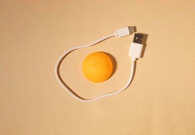 Ping pong topundan yapılmış yumurta ve bej arka planda beyaz kablo. Düz yatıyordu. Noel konsepti.