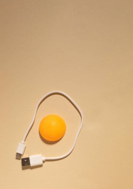 Ping pong topundan yapılmış yumurta ve bej arka planda beyaz kablo. Düz yatıyordu. Noel konsepti.