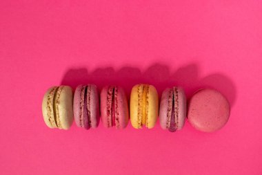 Pembe bir arka plan üzerinde renkli kurabiye kek. Düz yatıyordu.