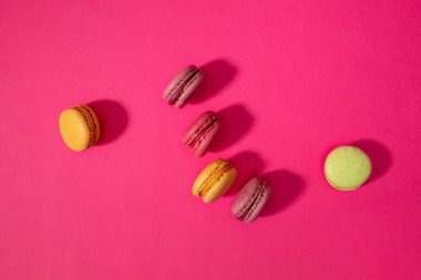 Pembe bir arka plan üzerinde renkli kurabiye kek. Düz yatıyordu.