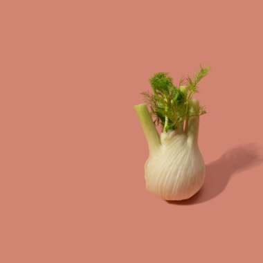 Pembe arka planda süper yemek kohlraby. en üstteki görünüm