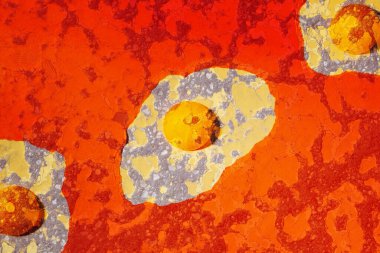 Sarı ve turuncu arkaplandaki yumurtalardan oluşan soyut fotoğraf. Kopya alanı ile yaratıcı konsept bileşimi.