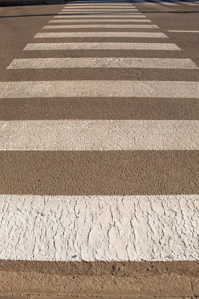 Yaya geçidinde beyaz boya var. Arkaplan dokusu