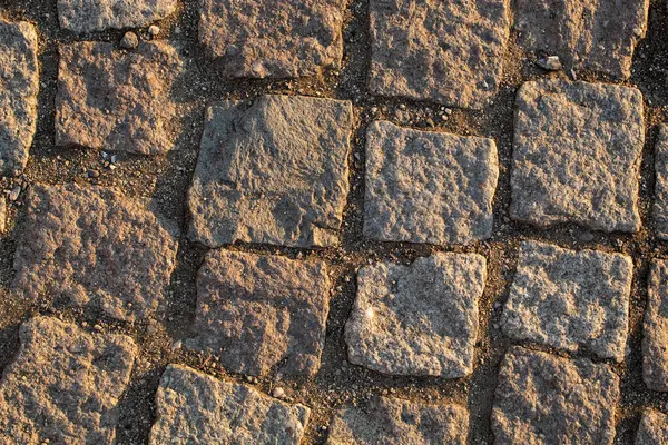 Yerde beton olan taş küpleri. Düz yatıyordu