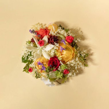 Çiçeklerden yapılmış yaratıcı bir düzen. Düz yatıyordu. Doğa konsepti. Çiçek tebrik kartı. Renkli çiçek arkaplanı, metin için boşluk. Doğa Moda Dekoratif Tasarımı.