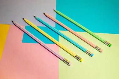 Yüzeyde farklı renklerde renkli grafit kalemler. Okula geri dön..