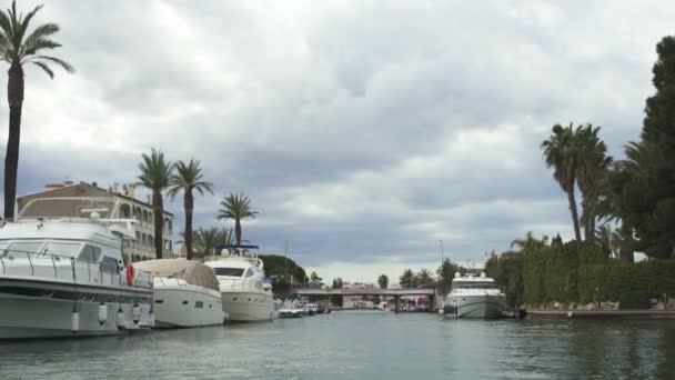 Barco Recorre Canal Empuriabrava Vista Desde Barco Yates Lujo Embarcaciones Video de stock libre de derechos