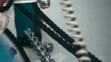 Katamaran 'a doğru çapayı kaldırmaya yakın çekim. Uzun metal zincir. İpler. Yelkenli. Deniz gezisi. 