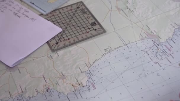 Navigatörün Elinin Yakın Çekimi Haritadaki Rotayı Bir Navigasyon Bölücüsüyle Gösteriyor — Stok video
