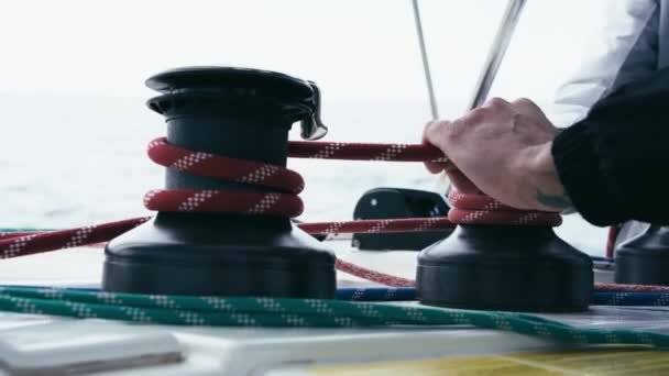 Primer Plano Cuerdas Enrollables Los Cabrestantes Del Catamarán Gente Enrollando Videoclip