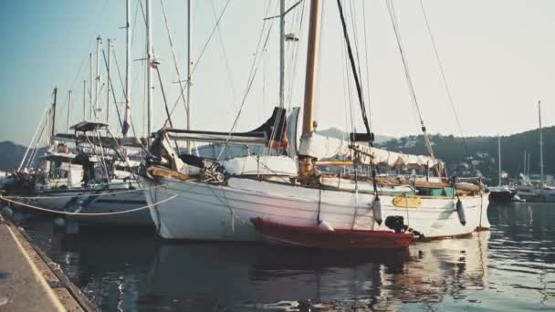 Barcos Vela Estacionamento Pequeno Barco Vermelho Contra Grande Veleiro Dia — Vídeo de Stock
