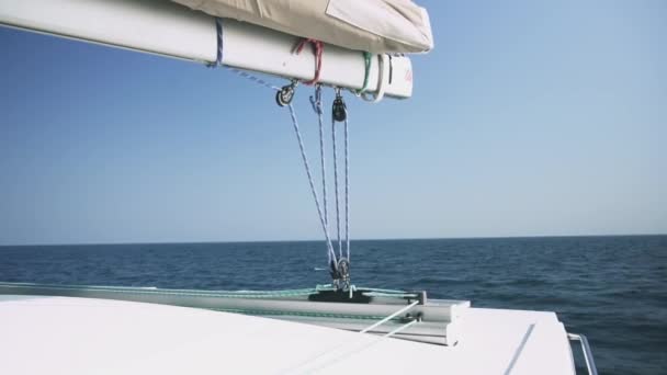 Boom Vang Catamarã Cordas Azuis Verdes Vista Mar Catamarã Água — Vídeo de Stock