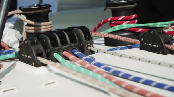 Cuerdas Enrollables Cabrestantes Través Embrague Cuerda Cuerdas Diferentes Colores Marineros — Vídeos de Stock