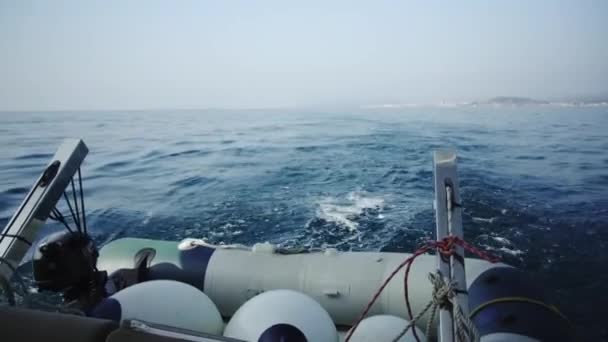 Katamarán Plující Moři Pohled Zezadu Katamaránu Tmavě Modré Moře Vlny — Stock video