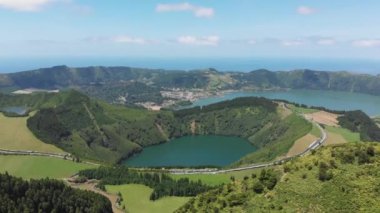 Grota do Inferno gözlem güvertesi, Portekiz, Azores adaları. Azul Gölü. Hava araştırması. 4K