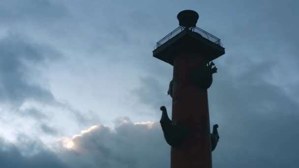 Rostralkolonn Skymningen Över Den Molniga Himlen Underifrån Pilen Vasiljevskij Sankt Stockfilm