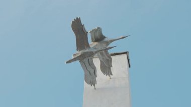 İkinci Dünya Savaşı 'na adanmış bir heykel. İki uçan vinç. 4K.