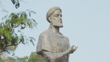 Tjikistan 'daki Kamal Khujandi Anıtı.