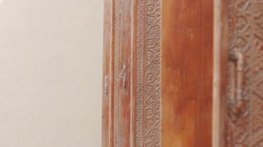 Güzel desenli ahşap kapı. Oyulmuş ahşap yakın çekim. Antika kapı. 4K.