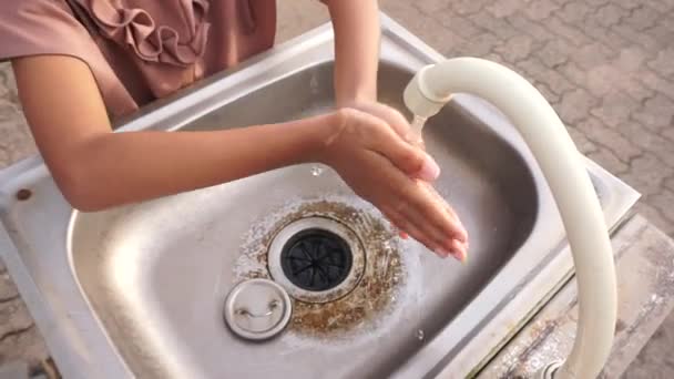 Маленька Азіатська Дитина Миє Руки Раковині — стокове відео