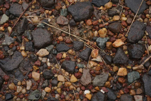 Yolun kenarındaki çakıl taşlarının yukarıdan görünüşü