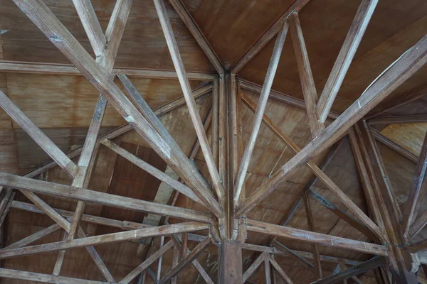 Çadırın ahşap yapısının alçak açılı görüntüsü