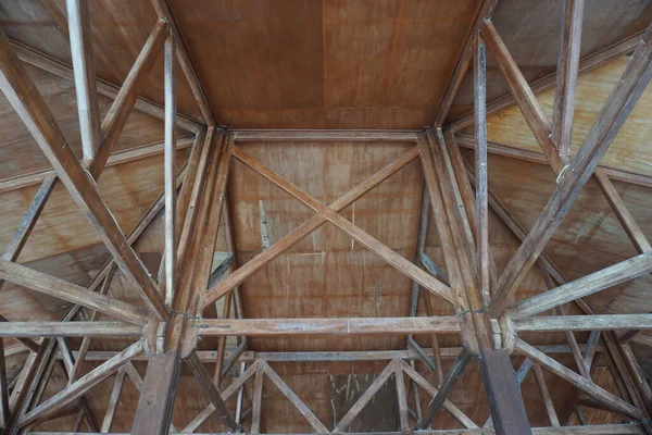 Çadırın ahşap yapısının alçak açılı görüntüsü