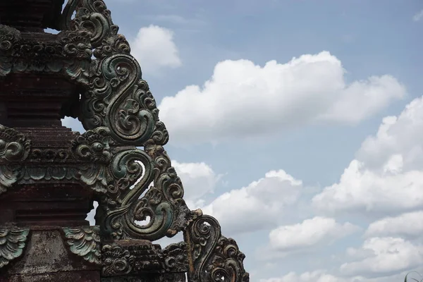 Kırpılmış. Giriş kapısı bölümü kopyalama alanı ile geleneksel süslemelerle dolu