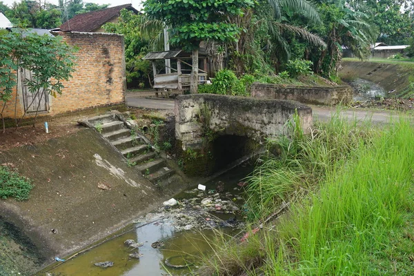 Ev atıklarıyla kirletilen sulama yolları