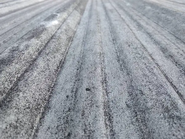 Çok kirli yol yüzeyinin soyut fotoğrafçılığı. seçici odak