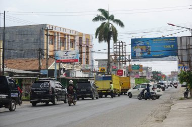 Bandar Jaya, Lampung - 28 Aralık 2022; Bandar Jaya, Lampung 'da yoğun cadde. Şehirlerden biri Lintas Sumatra yolundan geçti.