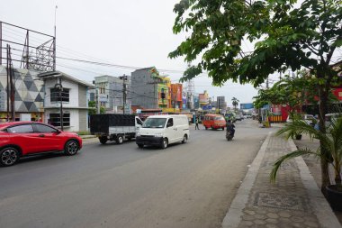 Bandar Jaya, Lampung - 28 Aralık 2022; Bandar Jaya, Lampung 'da yoğun cadde. Şehirlerden biri Lintas Sumatra yolundan geçti.