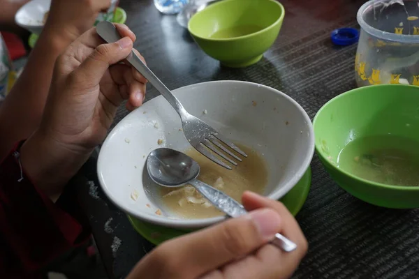 Boş bir kase. Lezzetli erişte çorbasından sonra kasede hiçbir şey kalmadı.