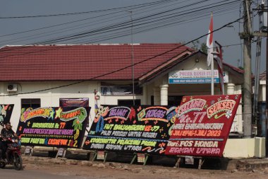 Lampung, 01 Haziran 2023 - Çelenk kurulu çiçekleri Bhayangkara 'nın yıldönümünü kutlamak için polis merkezinin önüne dizildi.