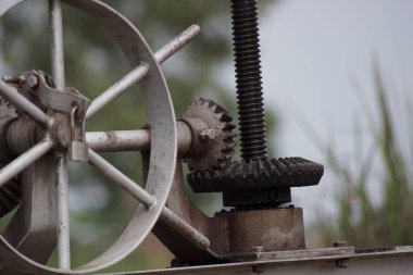 Sulama kanallarının kapaklarındaki suyun boşaltımını düzenlemek için bir araçName