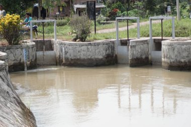 sulama kanallarında sulak kapılar